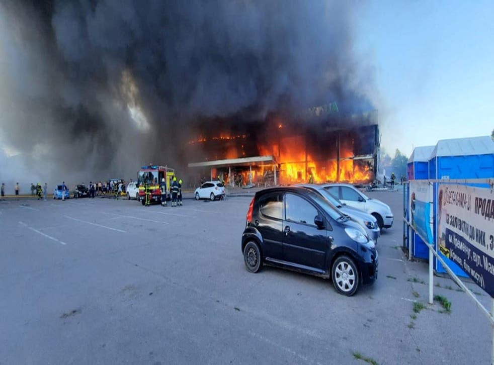 <p>The shopping mall on fire afer being hit by a missile strike in Kremenchuk</磷>
