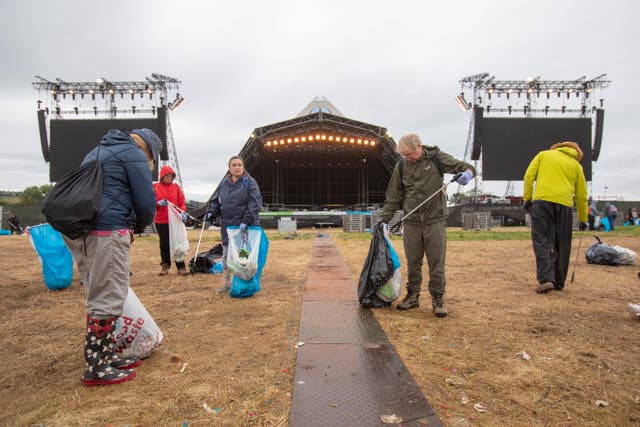 Le nettoyage commence après le festival de Glastonbury à Worthy Farm 