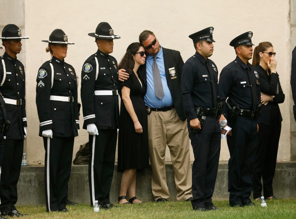 <p>家族, 友達, city officials and fellow officers salute fallen Los Angeles Police Officer Houston Tipping as they gather at Forest Lawn Hollywood Hills - Hall of Liberty Mosaic Deck for his funeral Wednesday, 六月 22, 2022, ロサンゼルスp��</p>
