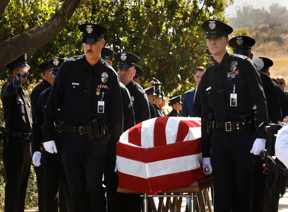 <p>Los Angeles Police Department officers carry the casket of LAPD Officer Houston R. Tipping at the beginning of his memorial service on Wednesday, Junho 22, 2022, at Forest Lawn Hollywood Hills in Los Angeles<pp>