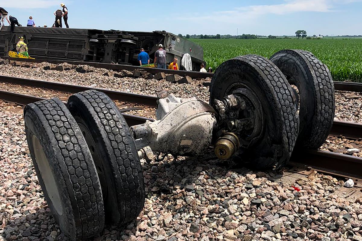 Video shows passengers climbing from derailed Amtrak train in Missouri