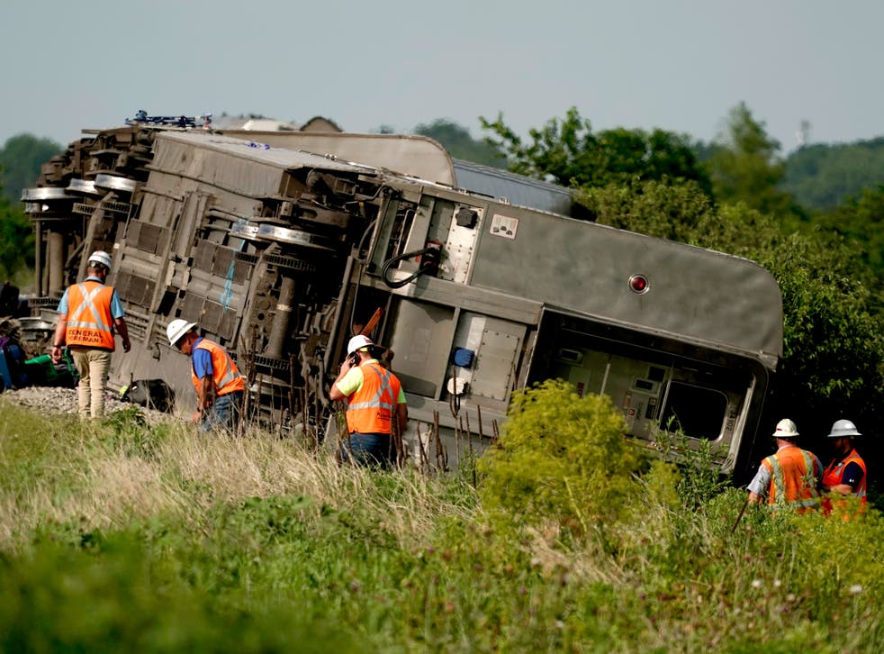 <p>Workers inspect a derailed Amtrak train near Mendon, ミズーリ, 月曜日に 27 June 20p2</p>