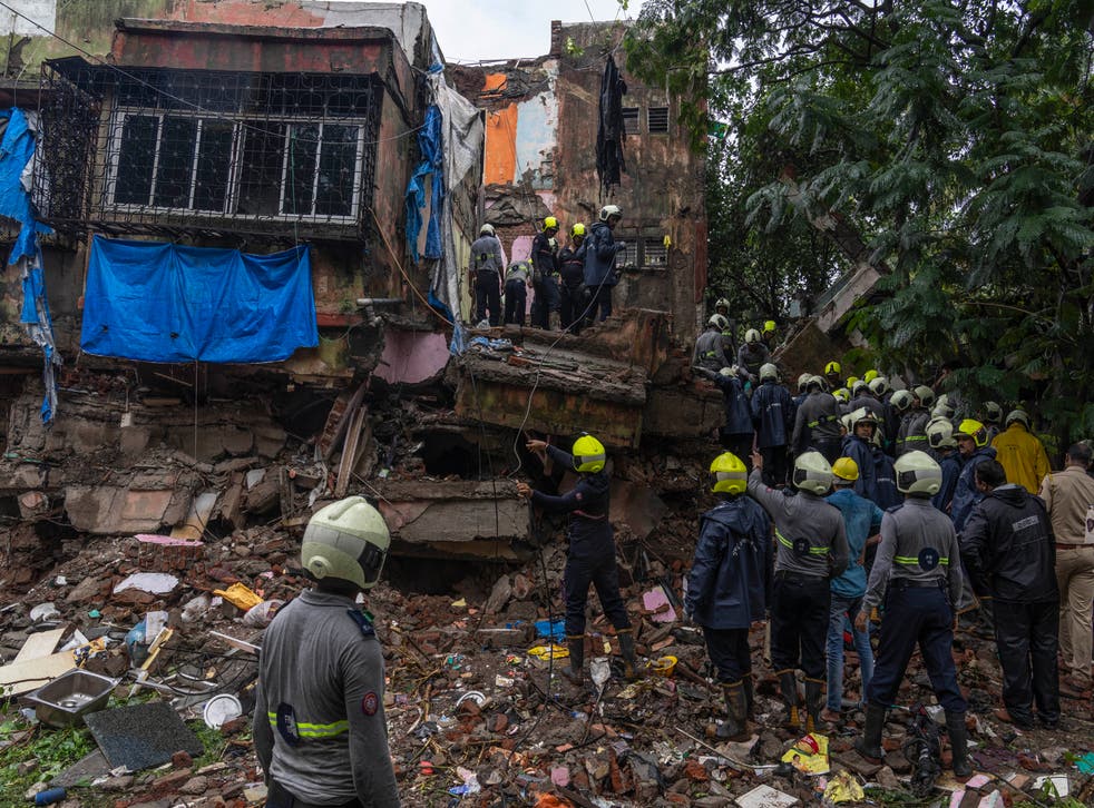 <p>Rescuers look for survivors in the debris of a four-story residential building that collapsed in Mumbai </磷>