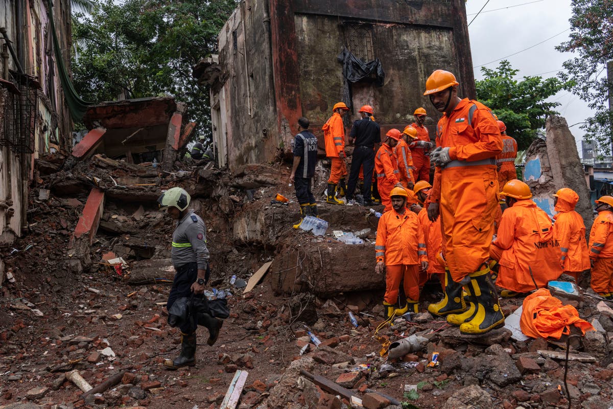 Au moins 10 dead after four-storey building collapses in Mumbai