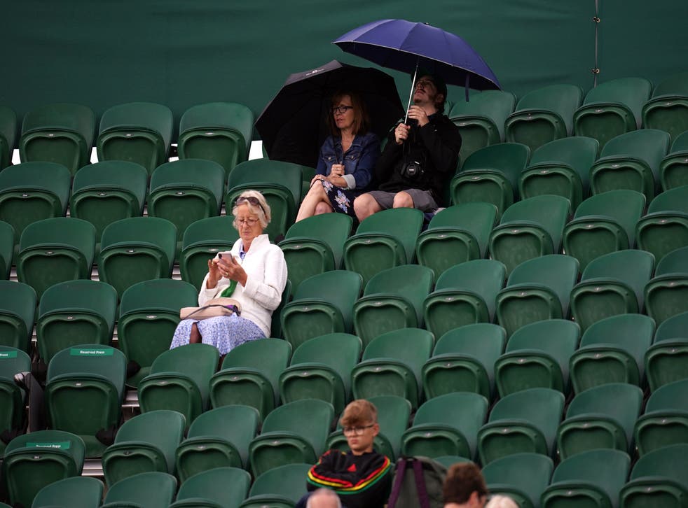 Spectators with umbrellas on day two of Wimbledon 2022 (约翰沃尔顿/宾夕法尼亚)