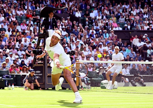 Rafael Nadal prøver å nå ballen under sin første Wimbledon-kamp mot Francisco Cerundolo