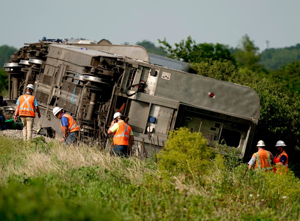<p>Workers inspect the wreckage of the derailed Amtrak train near Mendon, Missouri </bl>