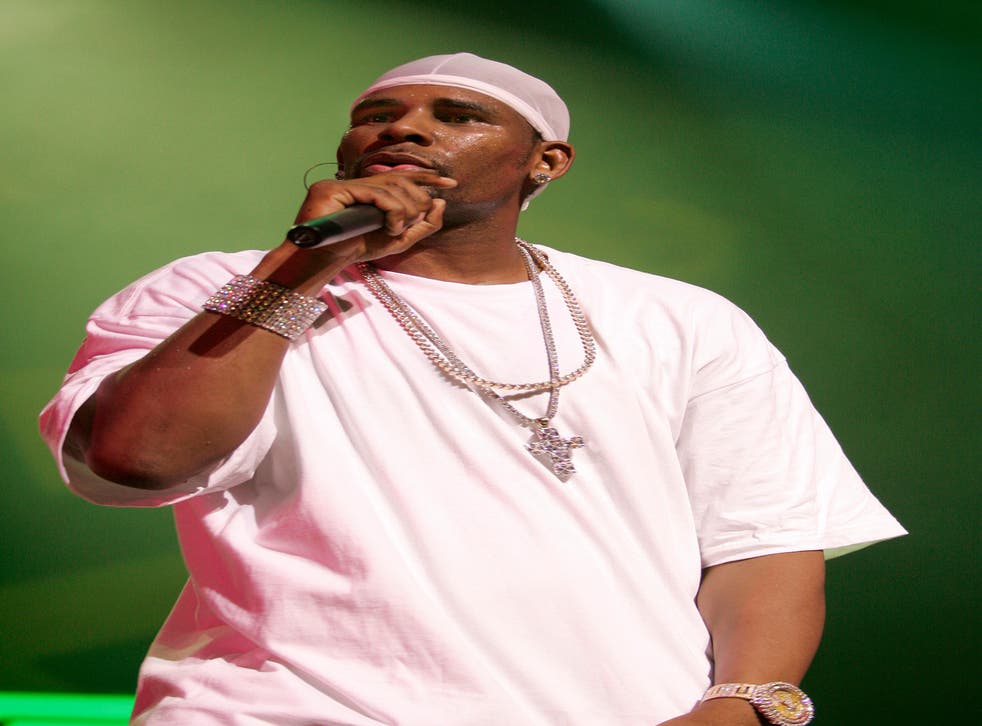 R7NYN4 R. Kelly performs in concert at the James L. Knight Center in Miami, Florida on March 23, 2006.