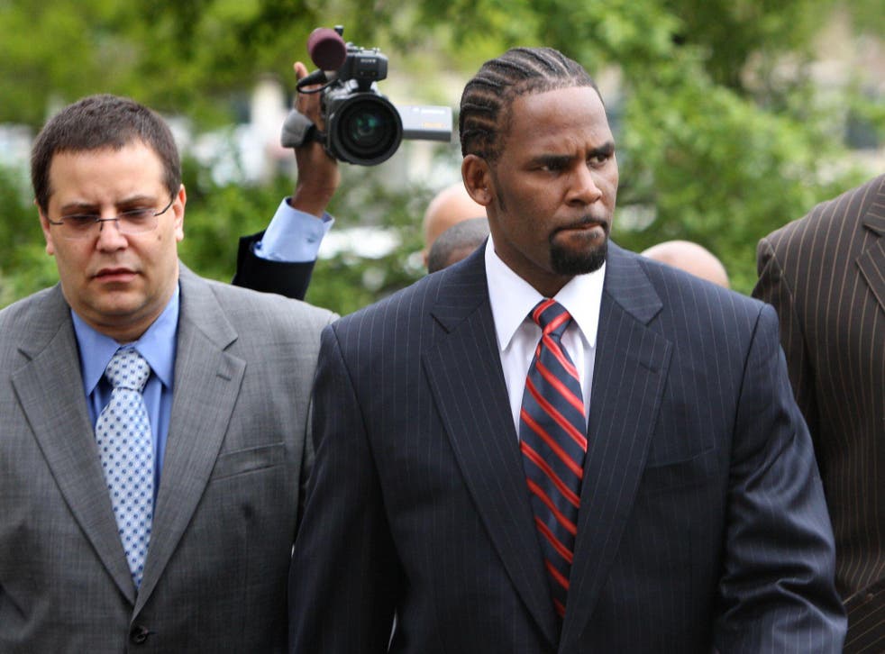 2J8WXTF R. Kelly, right, arrives with manager Derrel McDavid at the Cook County Criminal Courts Building for his child pornography trial on May 20, 2008, in Chicago. (Michael Tercha/Chicago Tribune/TNS)