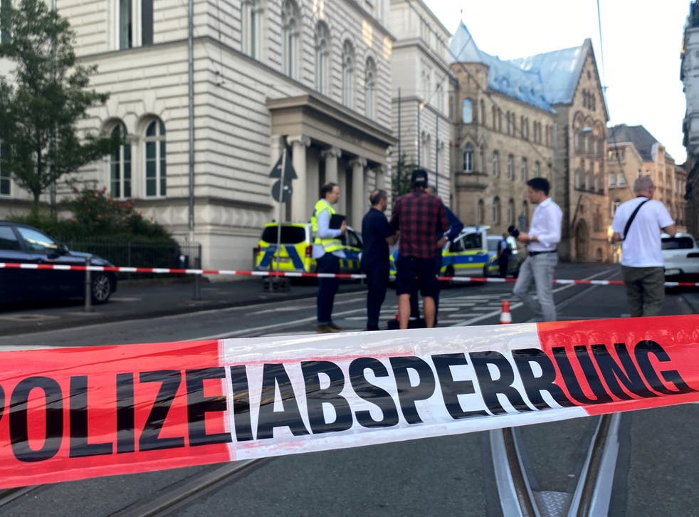 <p>Police secure the area around a district court after a man left a severed human head in front of the building in Bonn, 西ドイツ</p&gp;