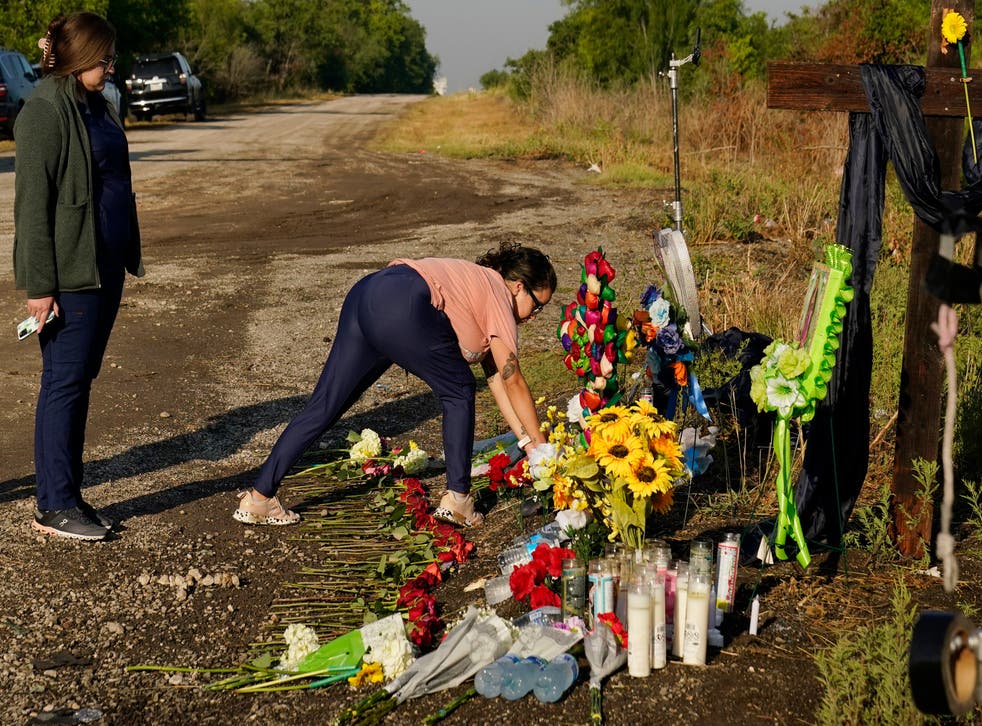 <p>Mourners pay their respects at a makeshift memorial </磷>