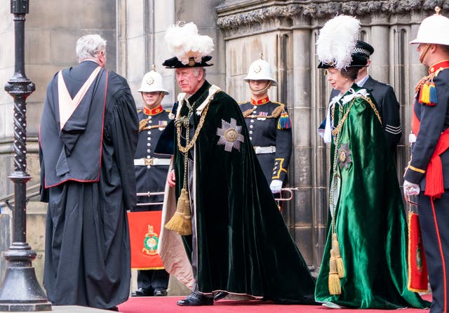 Le Prince de Galles, connu sous le nom de duc de Rothesay en Écosse, et la princesse royale après avoir assisté au service de l'ordre du chardon pour l'installation de la très honorable dame Elish Angiolini et du très honorable sir George Reid, à la cathédrale Saint-Gilles, Edinbourg