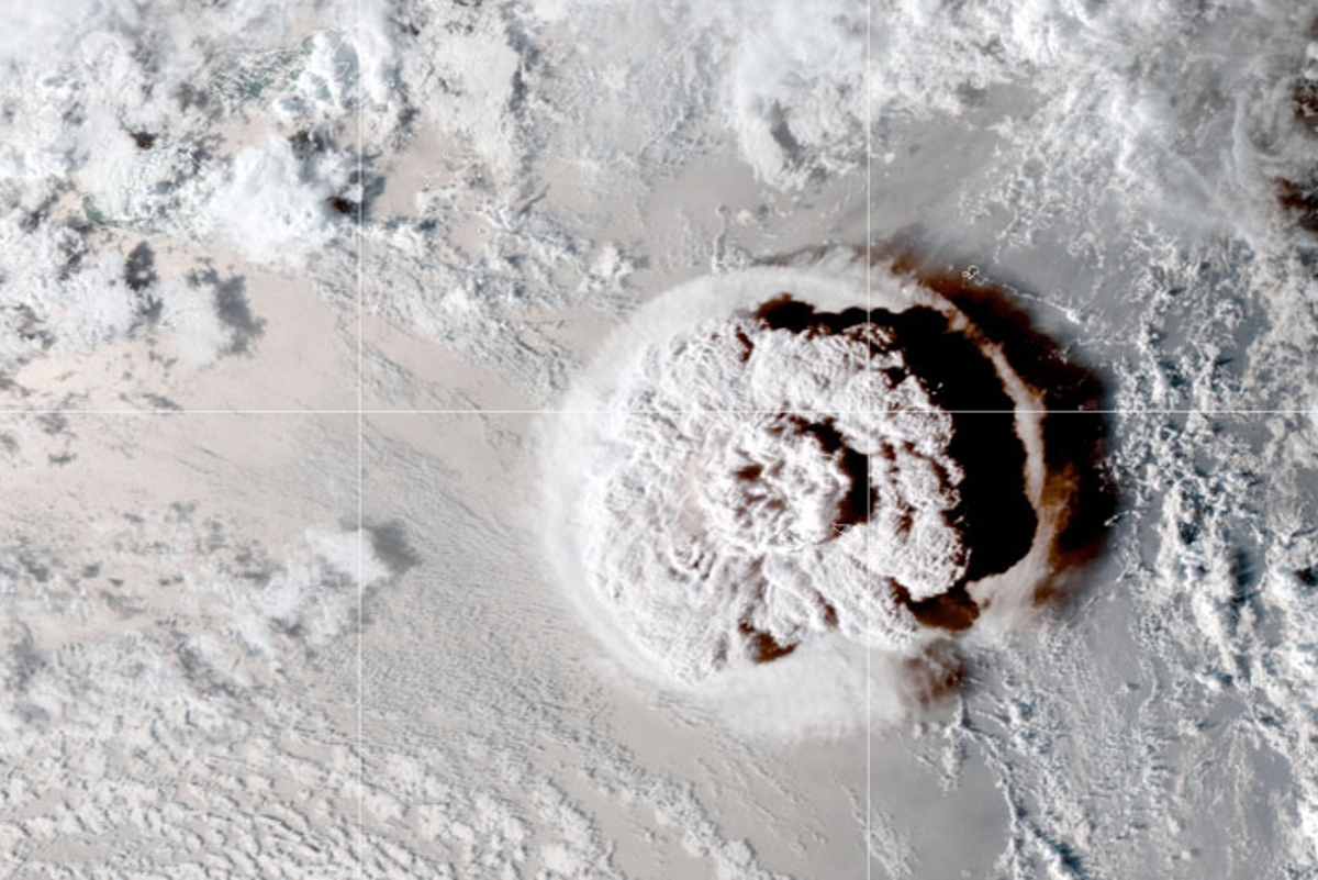 Tonga eruption generated gravitational waves circling the globe