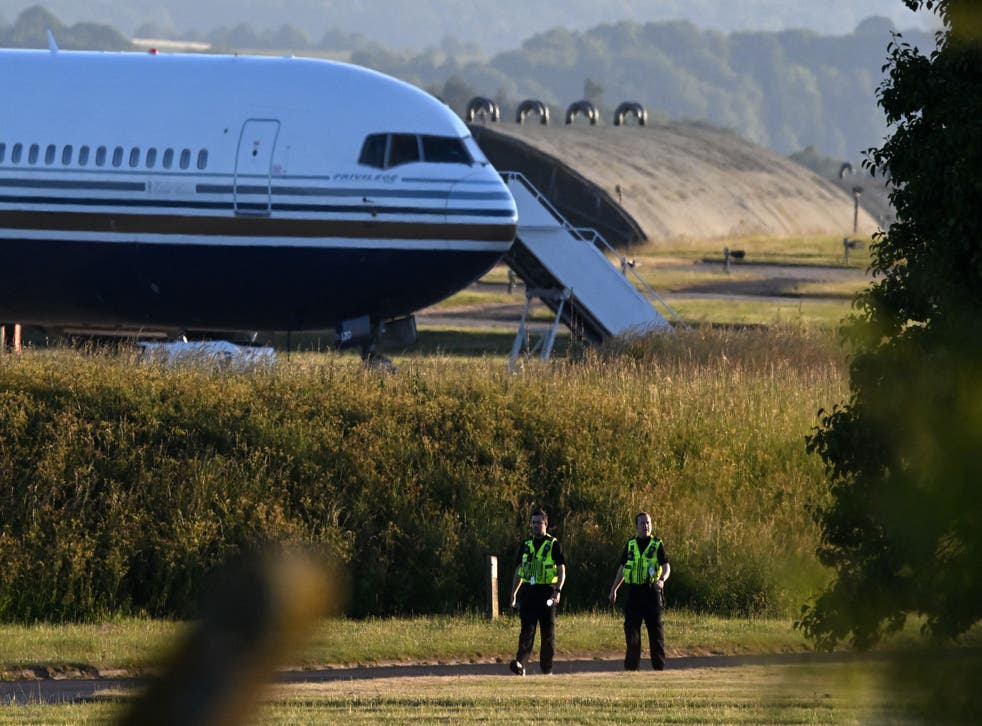 <p>A Boeing 767 sits on the runway at the military base in Amesbury, Salisbury, au 14 juin, preparing to take a number of asylum seekers to Rwanda</p>