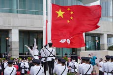 Les dirigeants de Hong Kong assistent au lever du drapeau marquant la domination chinoise