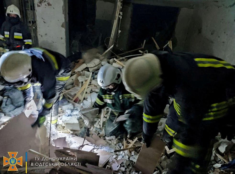 <p>Rescue workers at the scene of a missile strike at a location given as Serhiivka village</磷>