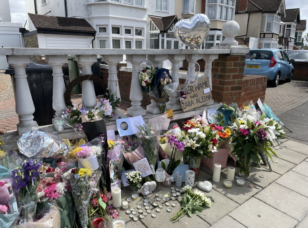 <p>Floral tributes left at the scene on Cranbrook Road in Ilford, 东伦敦, where Zara Aleena, 35, was murdered (Ted Hennessey/PA)</p&磷t;
