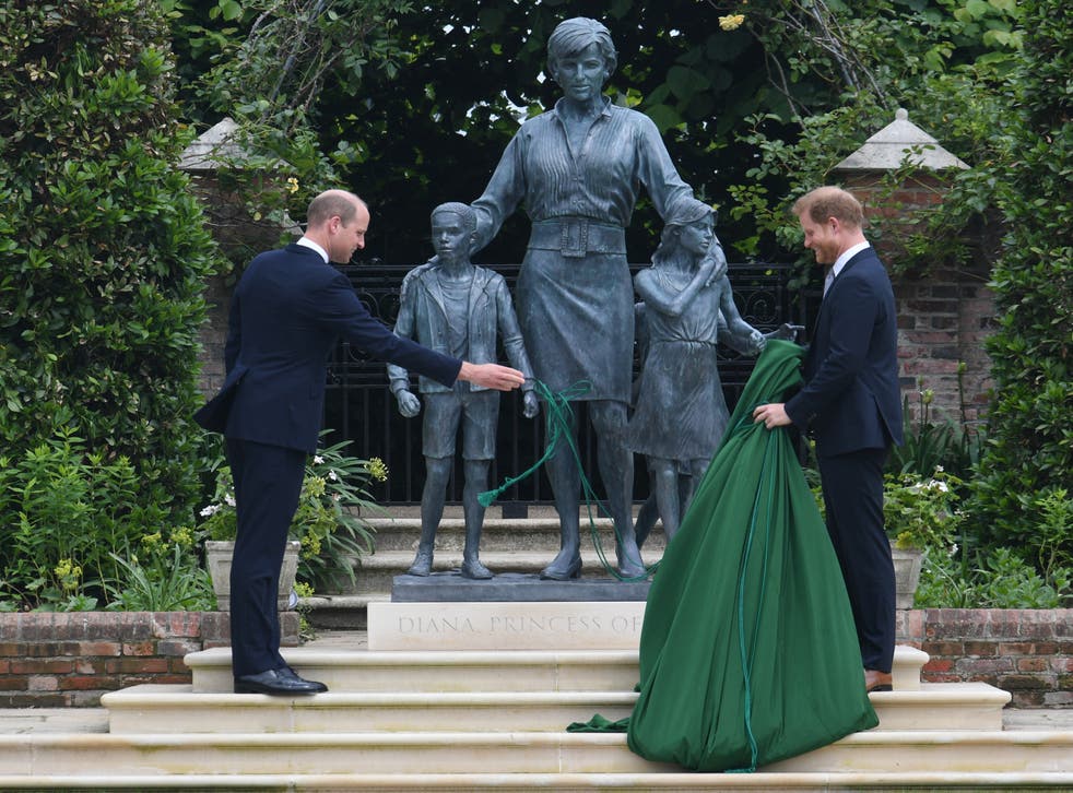 William and Harry during the unveiling of a statue erected in memory of their mother Diana, 威尔士王妃 (多米尼克·利平斯基/PA)