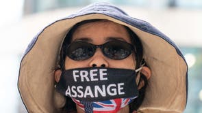 Tilhengere av Wikileaks-grunnlegger Julian Assange protesterer utenfor innenrikskontoret i London for å markere bursdagen hans.