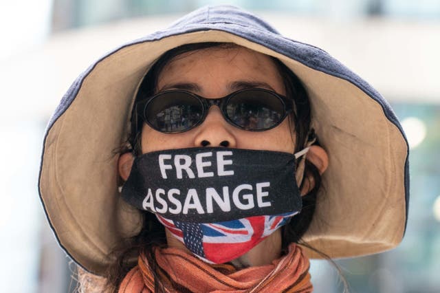 维基解密创始人朱利安·阿桑奇的支持者在伦敦内政部外抗议庆祝他的生日.