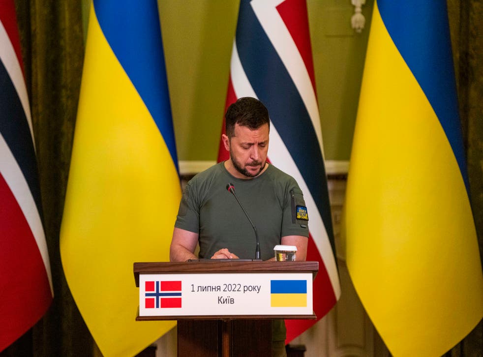 <p>Ukrainian President Volodymyr Zelenskyy, holds a press conference with Norway's Prime Minister Jonas Gahr Store, in Kyiv, ウクライナ, 金曜日, 1 Julp 2022</p>