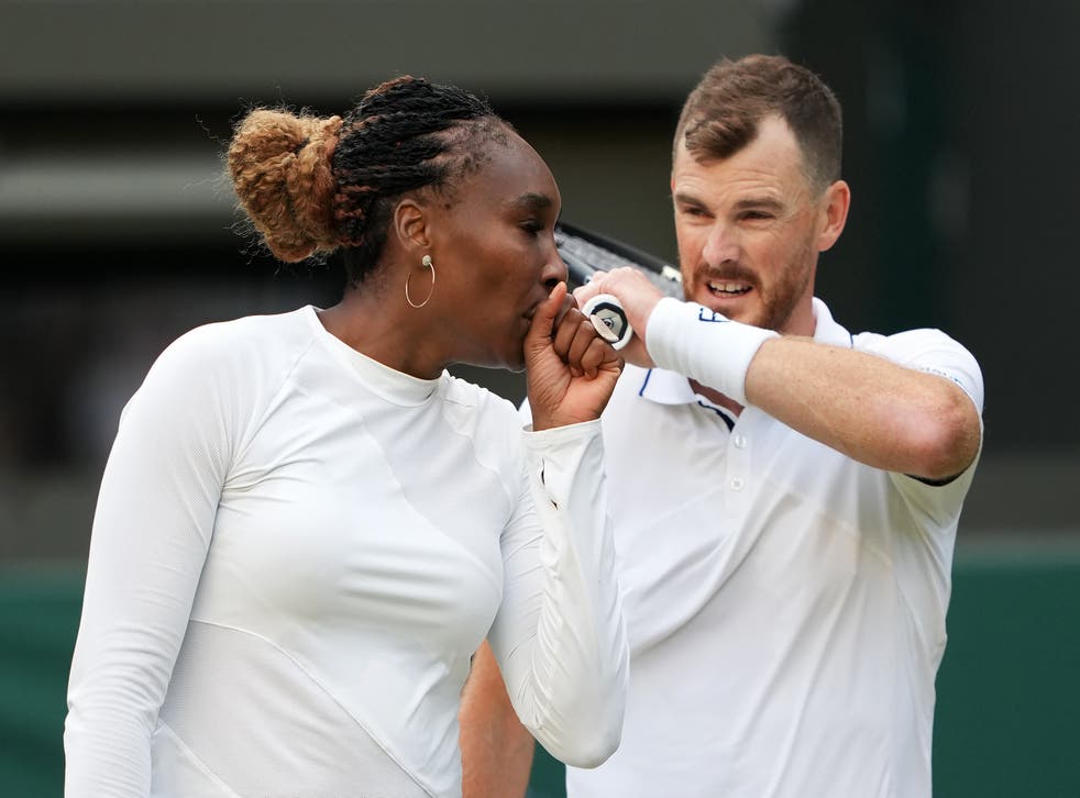 Venus Williams and Jamie Murray in their mixed doubles match against Alicja Rosolska and Michael Venus (ザックグッドウィン/ PA).