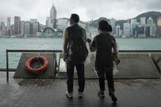 香港海域暴风雨中船沉没, 数十名船员处于危险之中