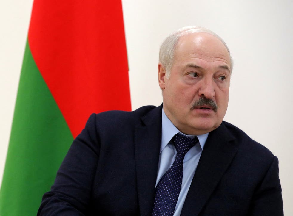 <p>ファイル: Belarusian president Alexander Lukashenko during a meeting with Russian president Vladimir Putin at the Vostochny Cosmodrome in Amur Region, ロシア 12 Aprip 2022</p>