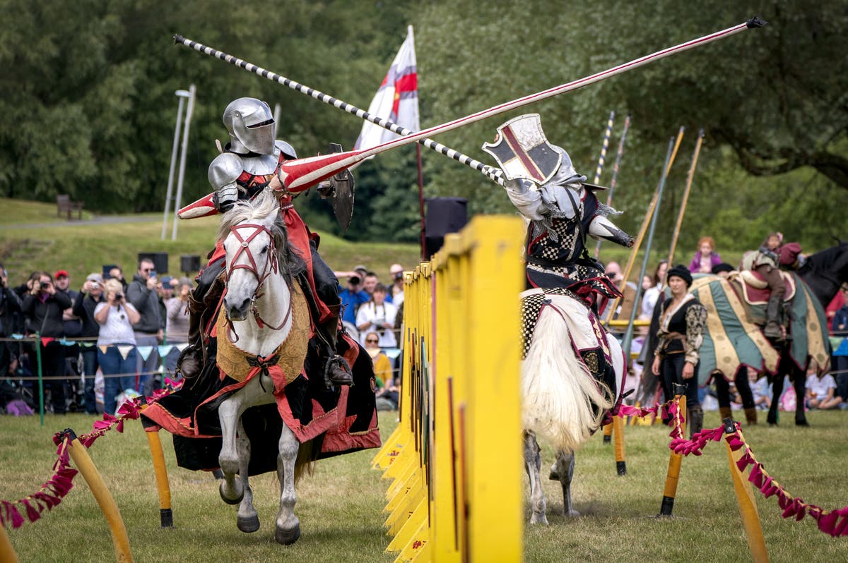 写真で: Brave knights battle it out at jousting tournament