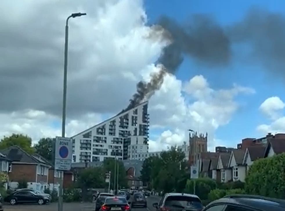 <p>Flumes of smoke could be seen streaming from the building’s roof </磷>