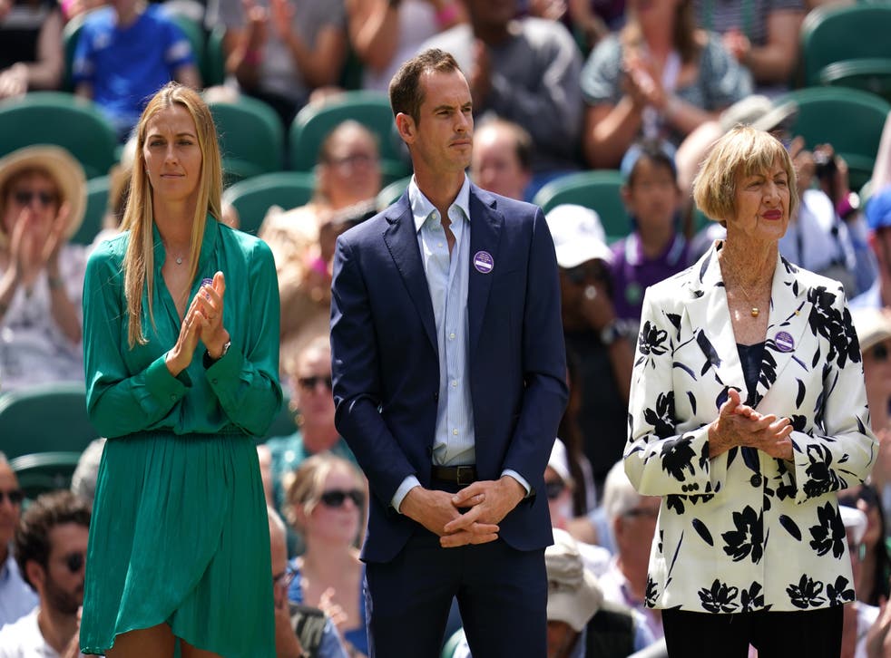 Former Wimbledon champions Petra Kvitova (剩下), Sir Andy Murray and Margaret Court during day seven of the 2022 Championships (约翰沃尔顿/宾夕法尼亚)
