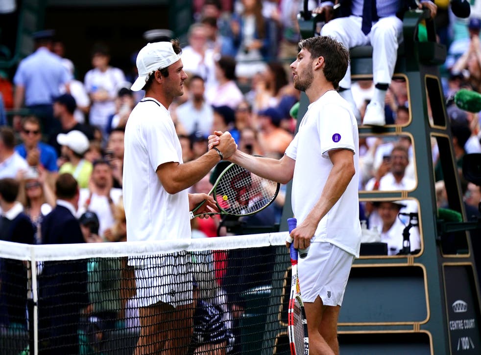 Cameron Norrie shakes hands with Tommy Paul after defeating him (亚伦周/ PA)