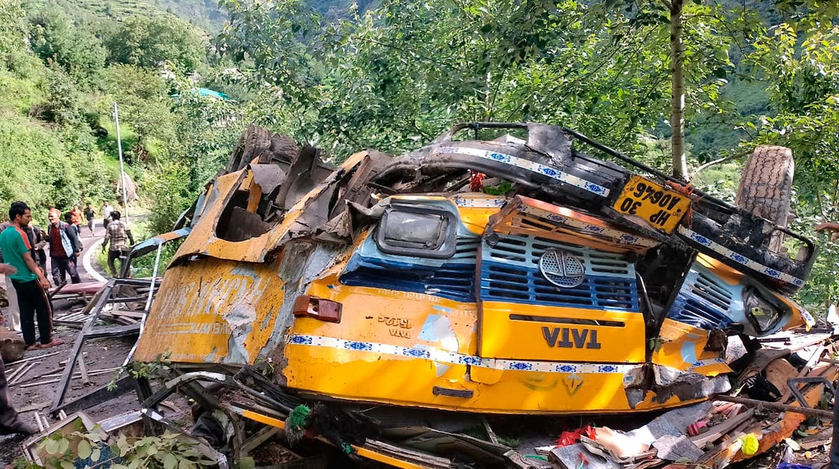 Bus falls into deep gorge in northern India, drepe 16