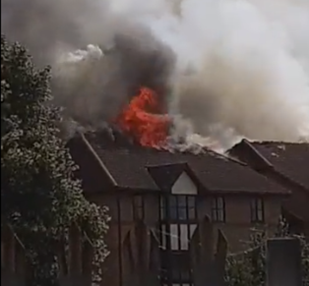 Major incident declared after ‘explosion’ at block of flats in Bedford