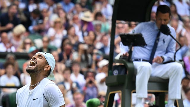 澳大利亚的尼克·克耶高斯庆祝在他们的回合结束时战胜美国的布兰登·中岛 16 第八天的网球男单比赛 2022 在温布尔登全英网球俱乐部举行的温布尔登锦标赛