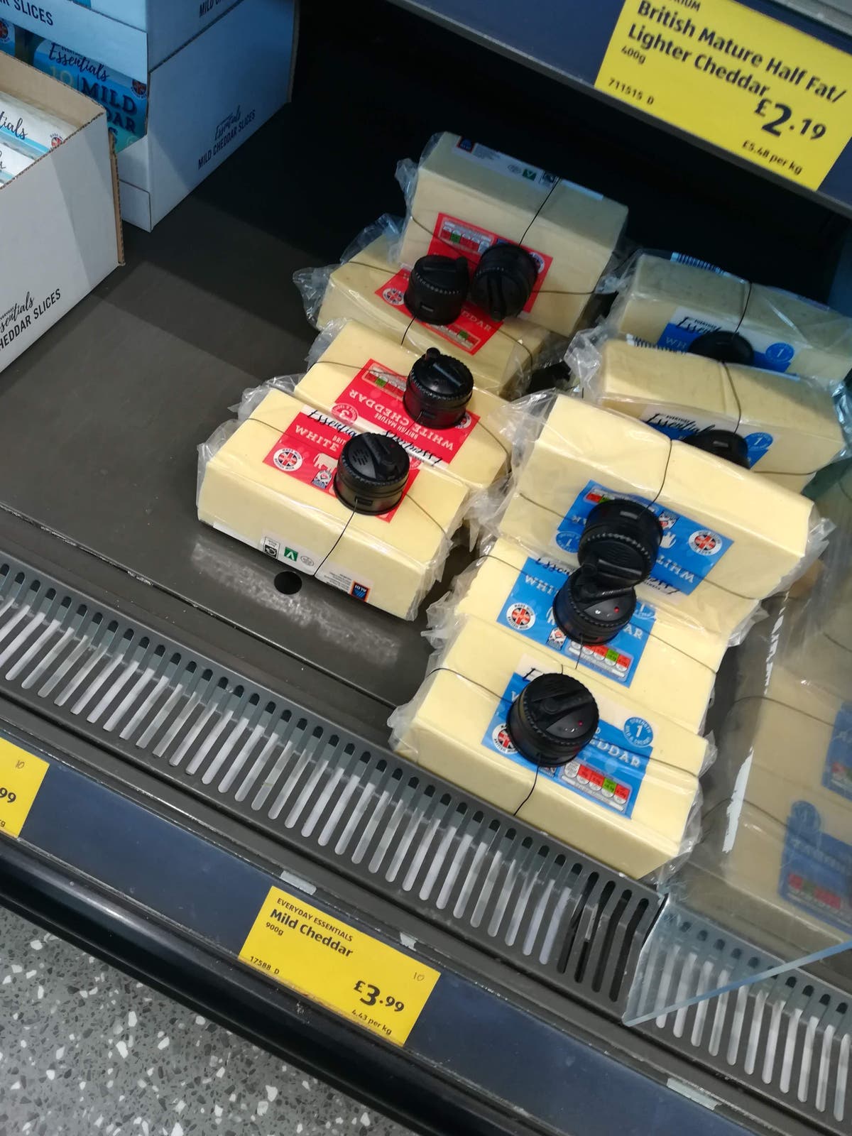 食料費が高騰し続ける中、スーパーマーケットはチーズブロックにセキュリティタグを付けています