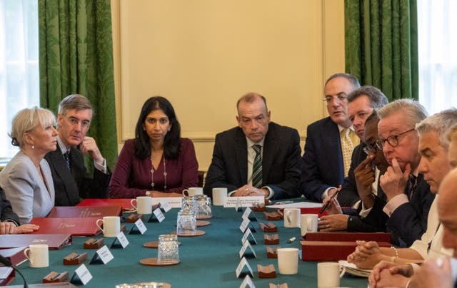 英国文化大臣纳丁·多里斯, 英国脱欧机会和政府效率大臣雅各布·里斯-莫格, 英国司法部长苏拉·布雷弗曼和英国首席党鞭克里斯·希顿-哈里斯出席在伦敦唐宁街举行的每周内阁会议