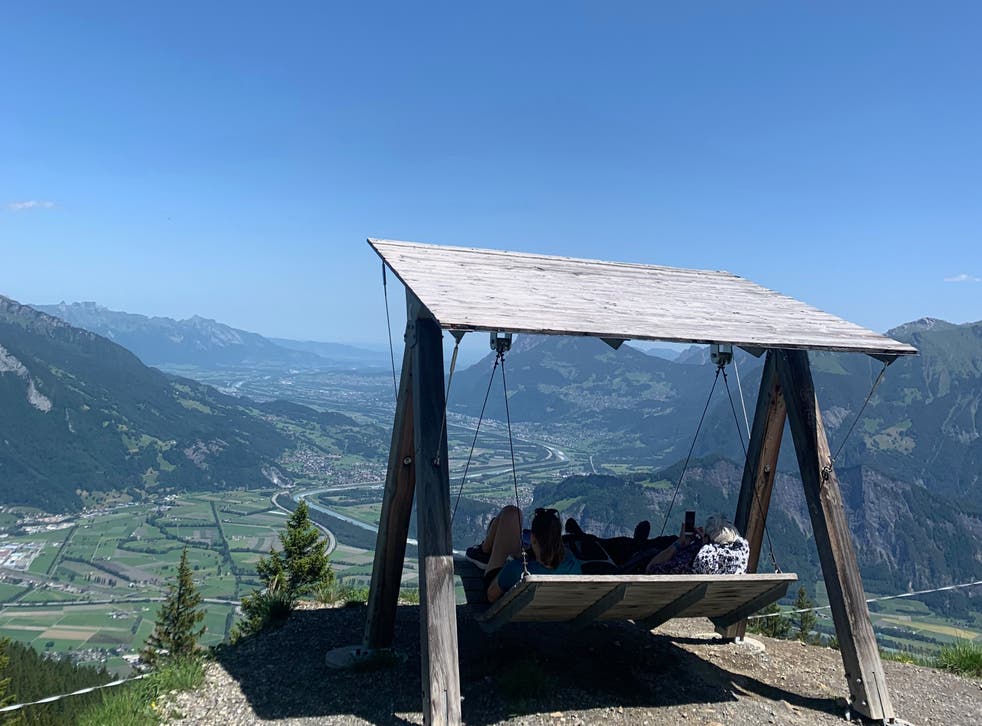 <p>Swing with a view at the top of Mount Pizol </磷>