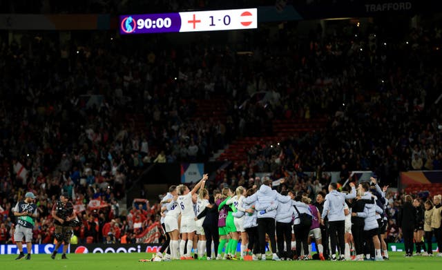 England-spillere feirer etter å ha vunnet åpningskampen for kvinners EM mot Østerrike