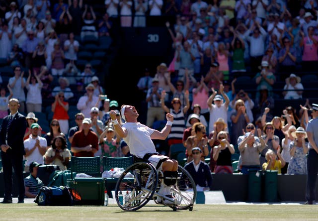 Alfie Hewett célèbre sa victoire contre Gustavo Fernandez lors de leur match de demi-finale en simple en fauteuil roulant pour hommes à Wimbledon