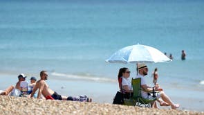 人们在汉普郡的南海海滩享受温暖的天气