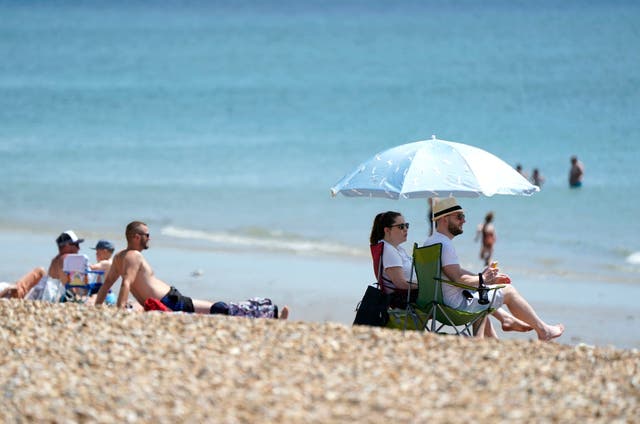人们在汉普郡的南海海滩享受温暖的天气