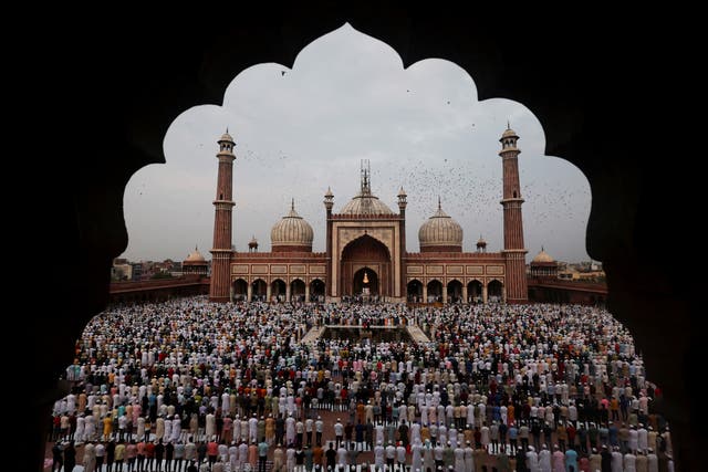 Muslims offer prayers at Jama Masjid on the occasion of Eid al-Adha festival, in the old quarters of Delhi, Índia