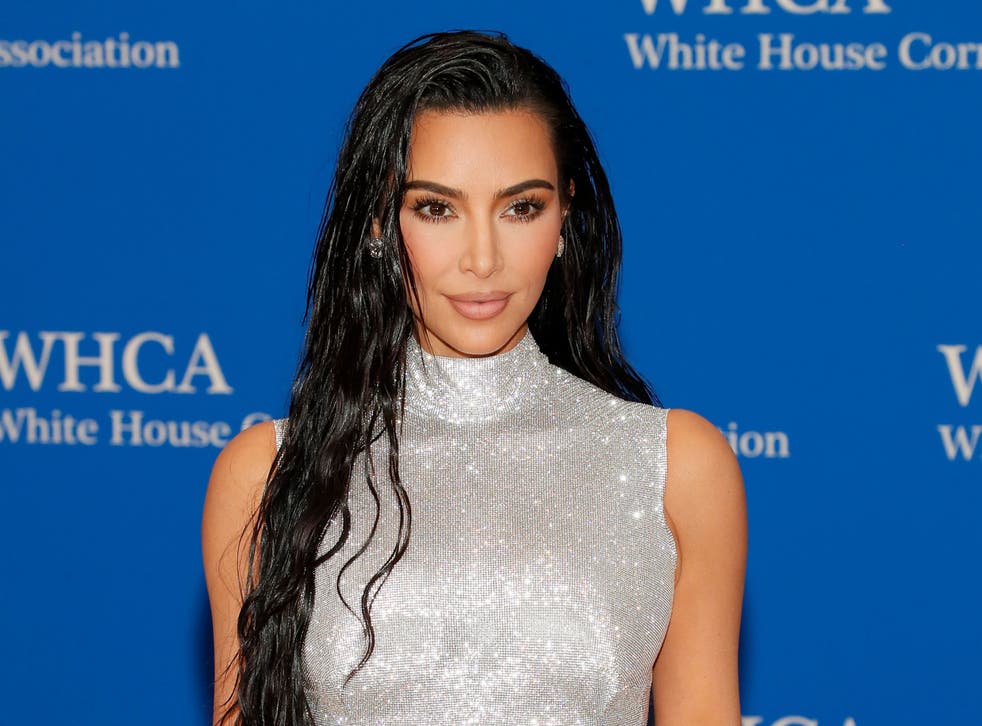 <p>Kim Kardashian promoted the EthereumMax crypto coin in 2021 to her hundreds of millions of Instagram followers </磷>