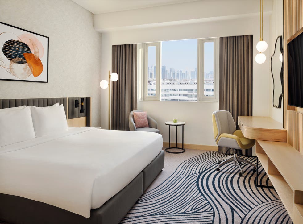 <p>Enjoy incredible views and stylish rooms at the Crowne Plaza Dubai Jumeirah Hotel</s>
