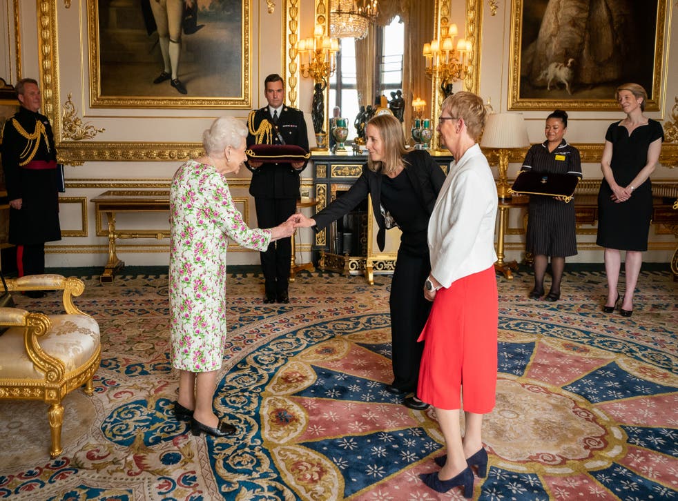 Queen presents the George Cross to representatives of the NHS (アーロン・チョウン/PA)