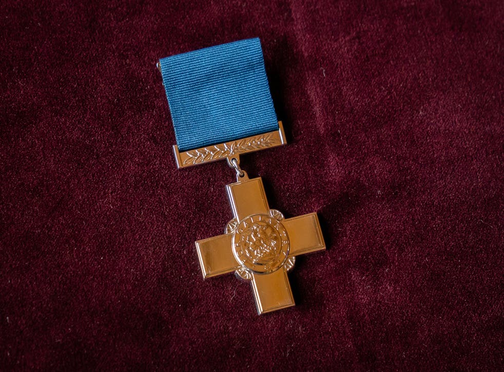 The George Cross presented to the NHS (アーロン・チョウン/PA)