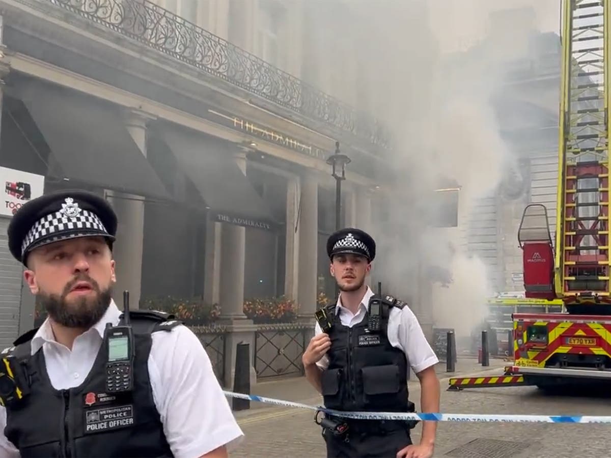 Meer as 100 fire fighters tackle fire in Trafalgar Square pub during heatwave