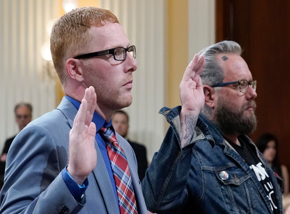 <p>Stephen Ayres, who pleaded guilty in June 2022 to disorderly and disruptive conduct in a restricted building, la gauche, and Jason Van Tatenhove, an ally of Oath Keepers leader Stewart Rhodes, droite, are sworn in to testify as the Housep</p>