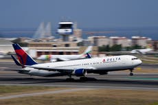 Homem é expulso de voo da Delta após atingir passageiro e comissário de bordo 